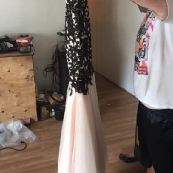 A very beautiful prom dress only wore once - Picture 3 of 6